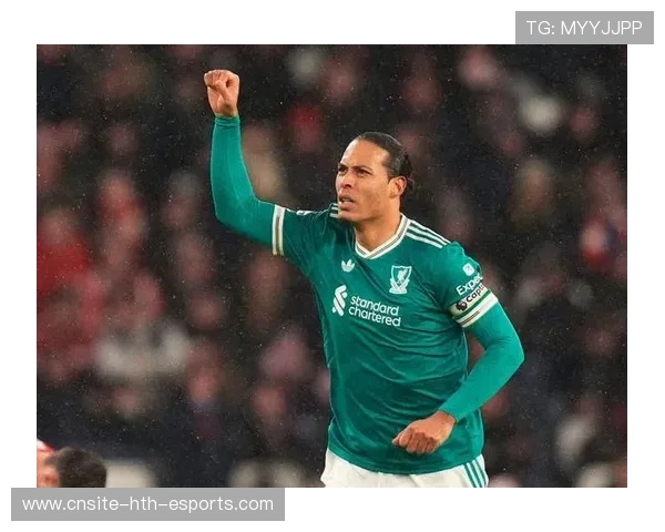 范戴克禁区内头球解围，利物浦后防核心统治领空