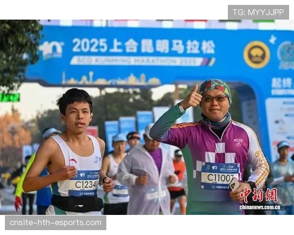 马拉松选手冲线后返身回赛道搀扶对手,一起慢慢走向终点,马拉松 冲刺 马拉松选手冲线后返身回赛道搀扶对手,一起慢慢走向终点,马拉松 冲刺